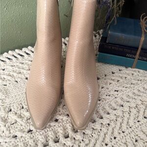 Oasis Society Elegant Beige Women's Boots